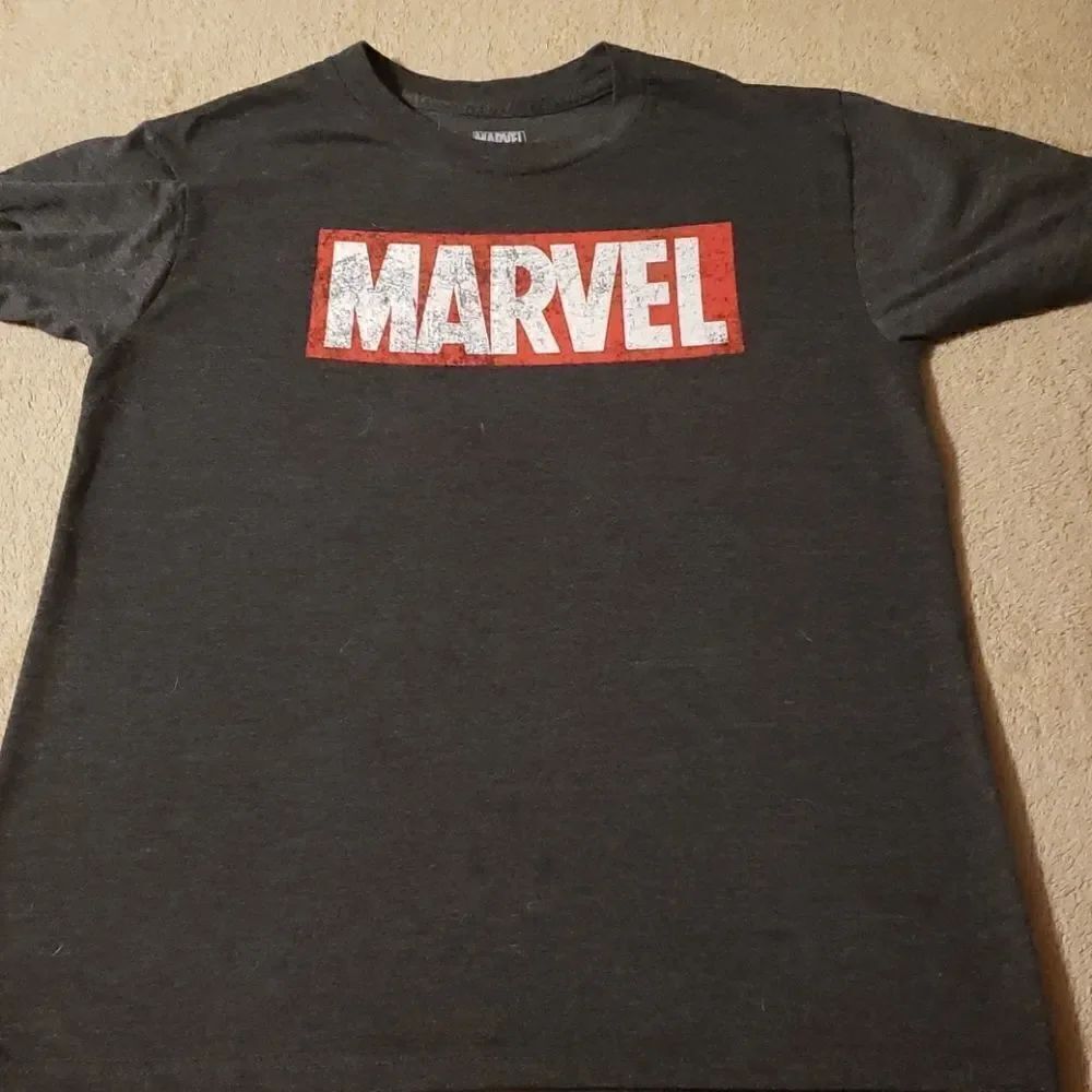 ❤ 3/$20 Gray Marvel tshirt